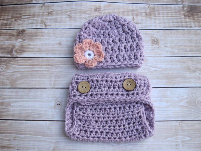 Gehäkelte Baby Mädchen Outfit Flieder Blume Mütze & Windel Set von Monarchdancer
