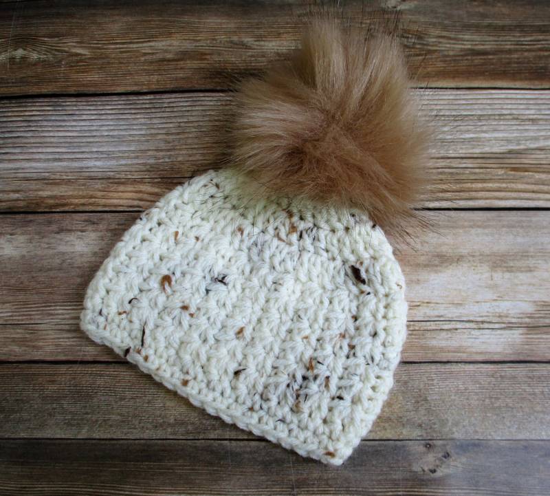 Gehäkelte Baby Mütze Aran Tweed, Kunstfell Bommel, Wintermütze von Monarchdancer