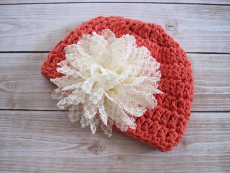 Gehäkelte Baby-Mütze Baumwollmütze in Mandarine Mit Lotusblüte Elfenbein von Monarchdancer