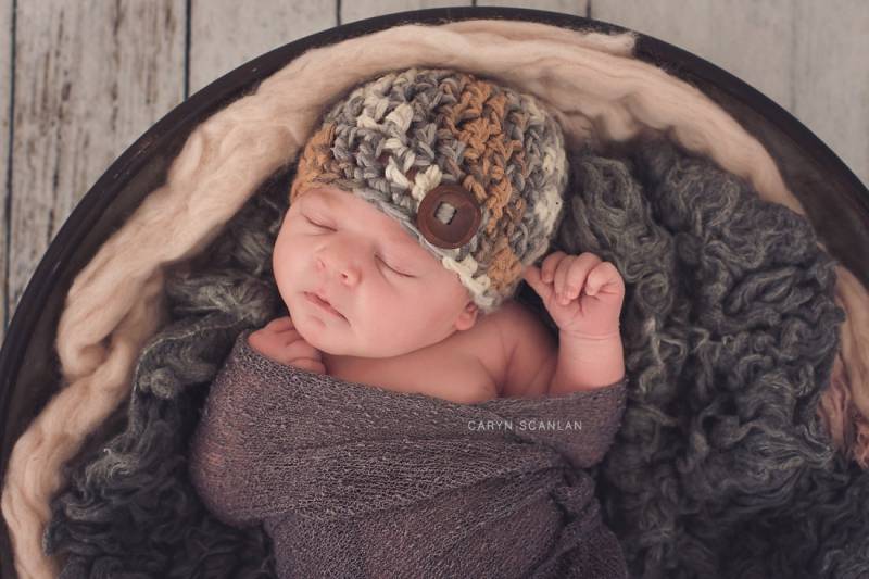 Gehäkelte Baby Mütze Sportliche Neugeborene Jungen Mütze Mit Holzknopf von Monarchdancer