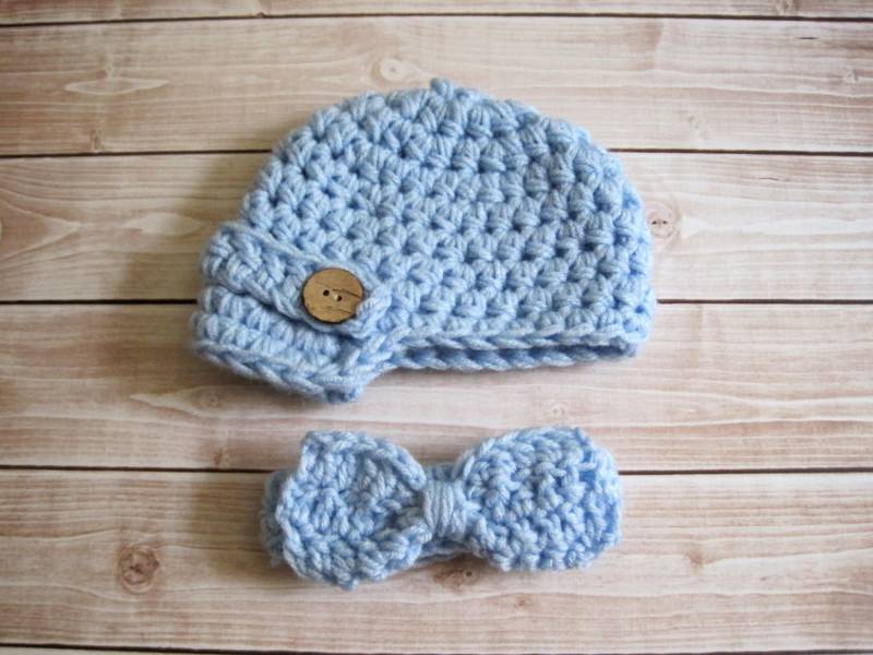 Gehäkelte Baby Mütze Und Fliege Im Set Taubenblau Fotorequisite von Monarchdancer