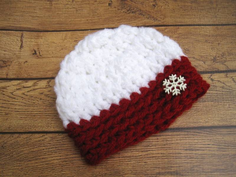Gehäkelte Baby Mütze Weiß & Cranberry Schneeflocke, Winter Foto Requisite von Monarchdancer