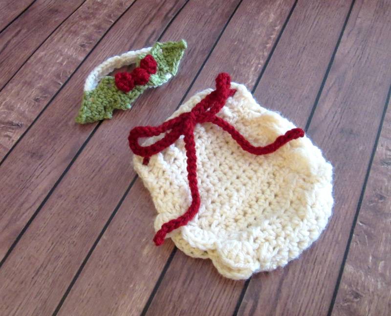 Gehäkelte Baby Weihnachten Windel Set Holly Stirnband, Neugeborene Fotorequisite von Monarchdancer