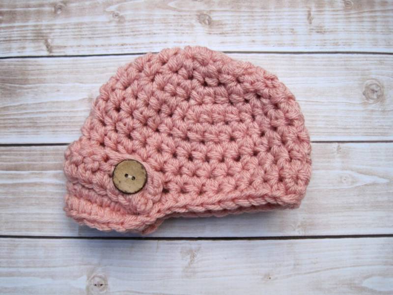 Gehäkelte Mütze Für Neugeborene Mädchen Rosa Babymütze Mit Holzknöpfen von Monarchdancer