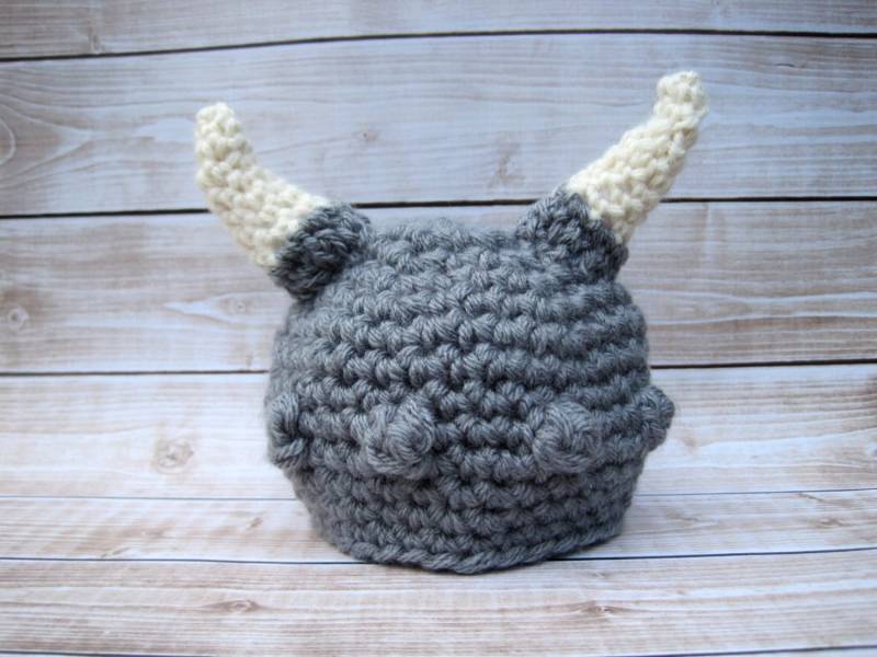 Gehäkelter Baby Wikinger Hut Silbergrauer Krieger Helm, Halloween Kostüm von Monarchdancer