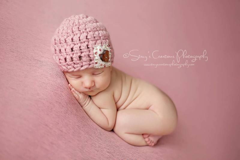 Rosa Baby Mädchen Mütze Gehäkelte Mütze Mit Herz-Knopf Aus Holz von Monarchdancer