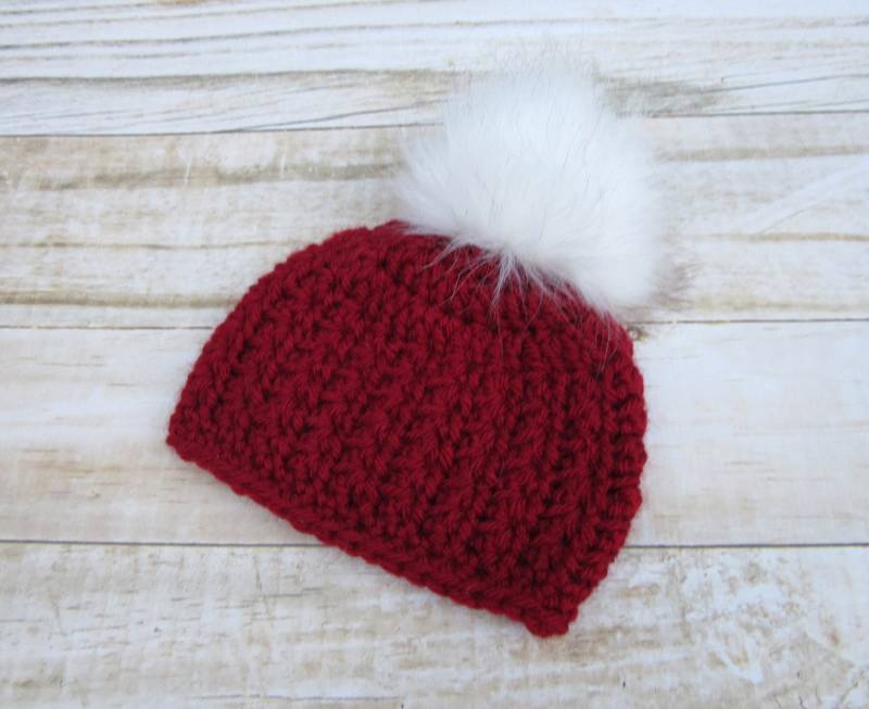 Rote Baby Weihnachtsmütze Mit Kunstfell Bommel Gehäkelt von Monarchdancer