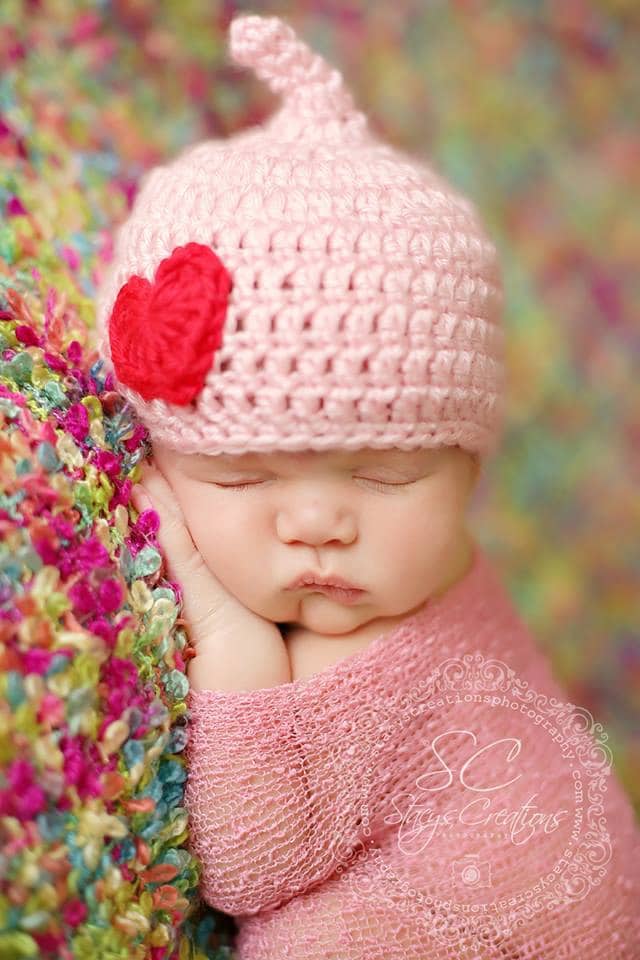 Valentine Baby Girl Mütze Rosa Gehäkelte Mütze Mit Rotem Herz von Monarchdancer