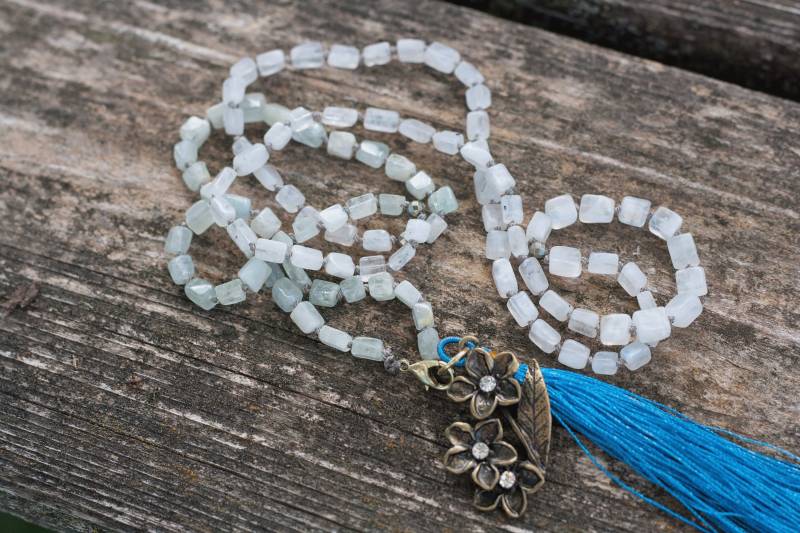 Aquamarin Und Mondstein Handgeknüpfte Mala Perlen Halskette von MonarchsRising