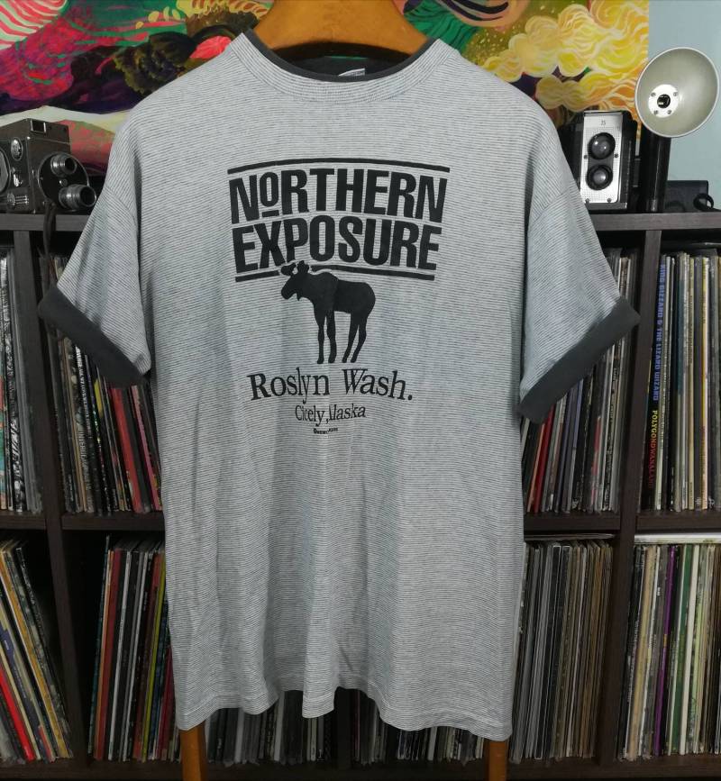 Northern Exposure Promo T-Shirt Doppel Ringer Vintage 90Er Jahre Große Gerollte Ärmel Northern Exposure Promo T-Shirt Doppel Ringer Vintage 90Er Jahre Große Gerollte Ärmel von MonarkTeez