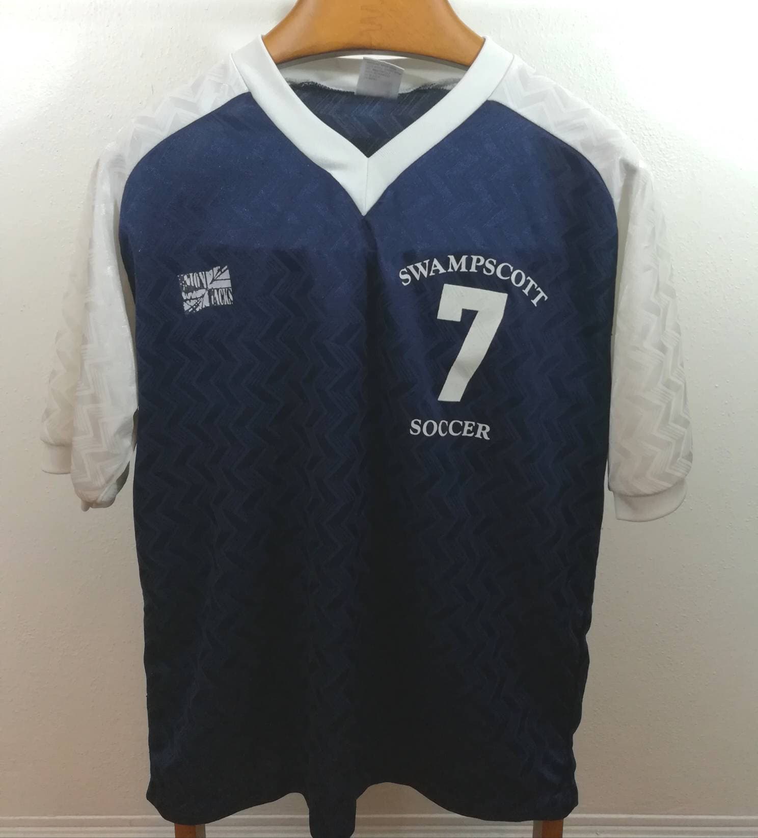 Vintage 90Er Jahre Swampscott Big Blue Fußball Jersey Herren Vintage 90Er Jahre Swampscott Big Blue Fußball Jersey Herren von MonarkTeez