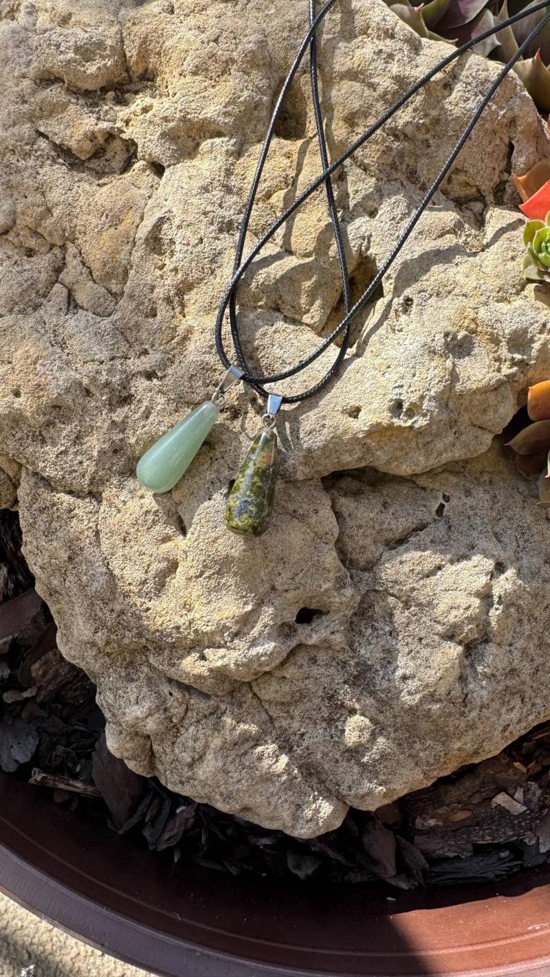 Heilstein Tropfen Anhänger Mit Kette Heilstein Tropfen Anhänger Mit Kette von MonasHeilsteine