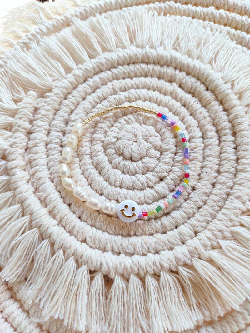 Be Happy Colour | Handgemachtes Armband Mit Echten Süßwasserperlen Und Smiley Boho Süßes von MonatelierDesigns