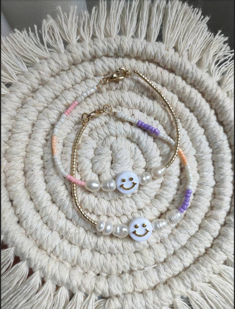 Be Happy | Handgemachtes Armband Mit Echten Süßwasserperlen Und Smiley Boho Süßes von MonatelierDesigns