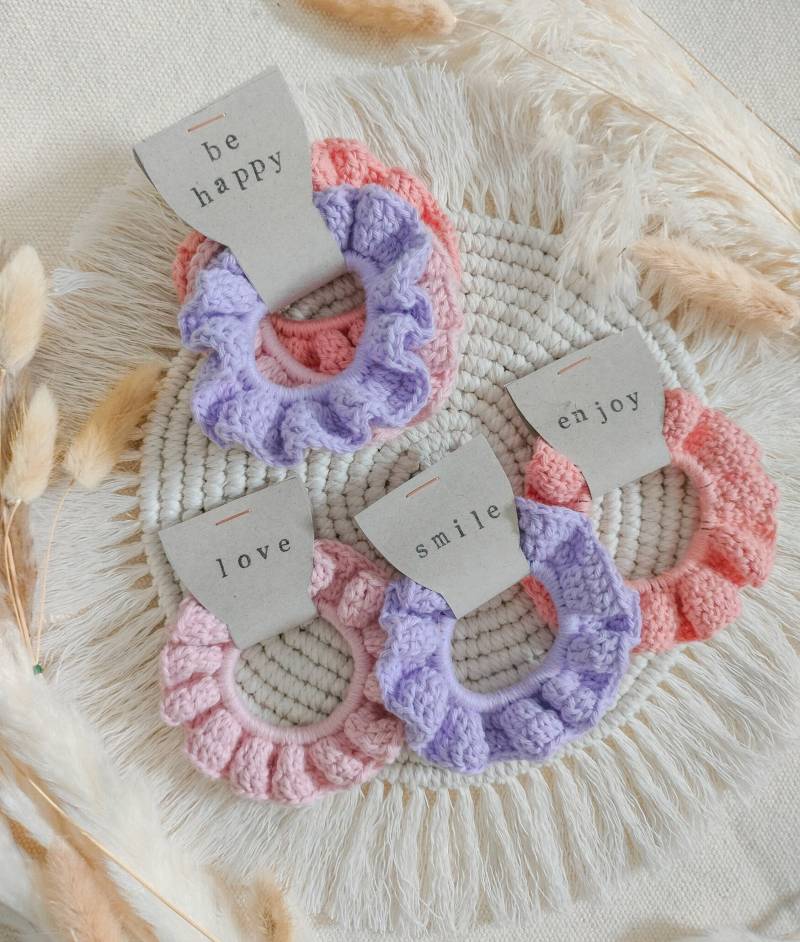 Be Happy Scrunchies I Haargummi Gehäkelt Häkelscrunchie Geschenk Haargummis Scrunchie von MonatelierDesigns