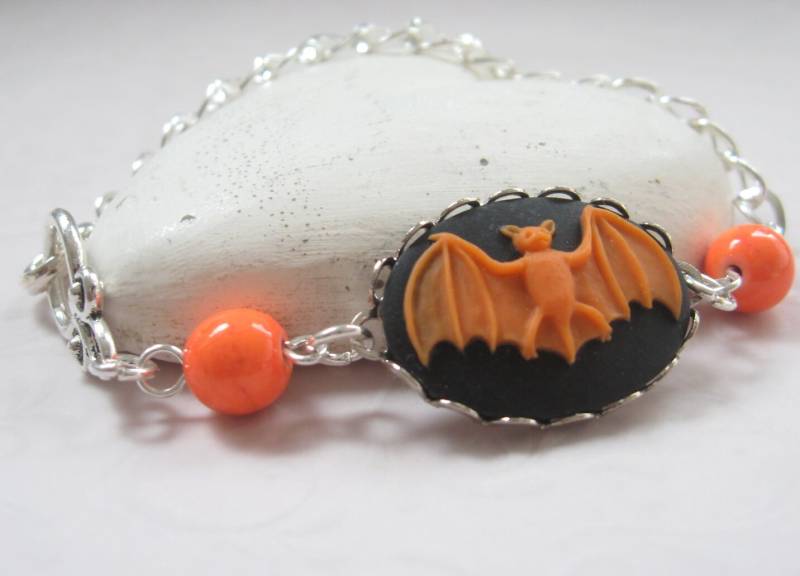 Armband Fledermaus Cameo Armkette Vampir Gemme Schwarz Orange Bettelarmband von Mondgarten