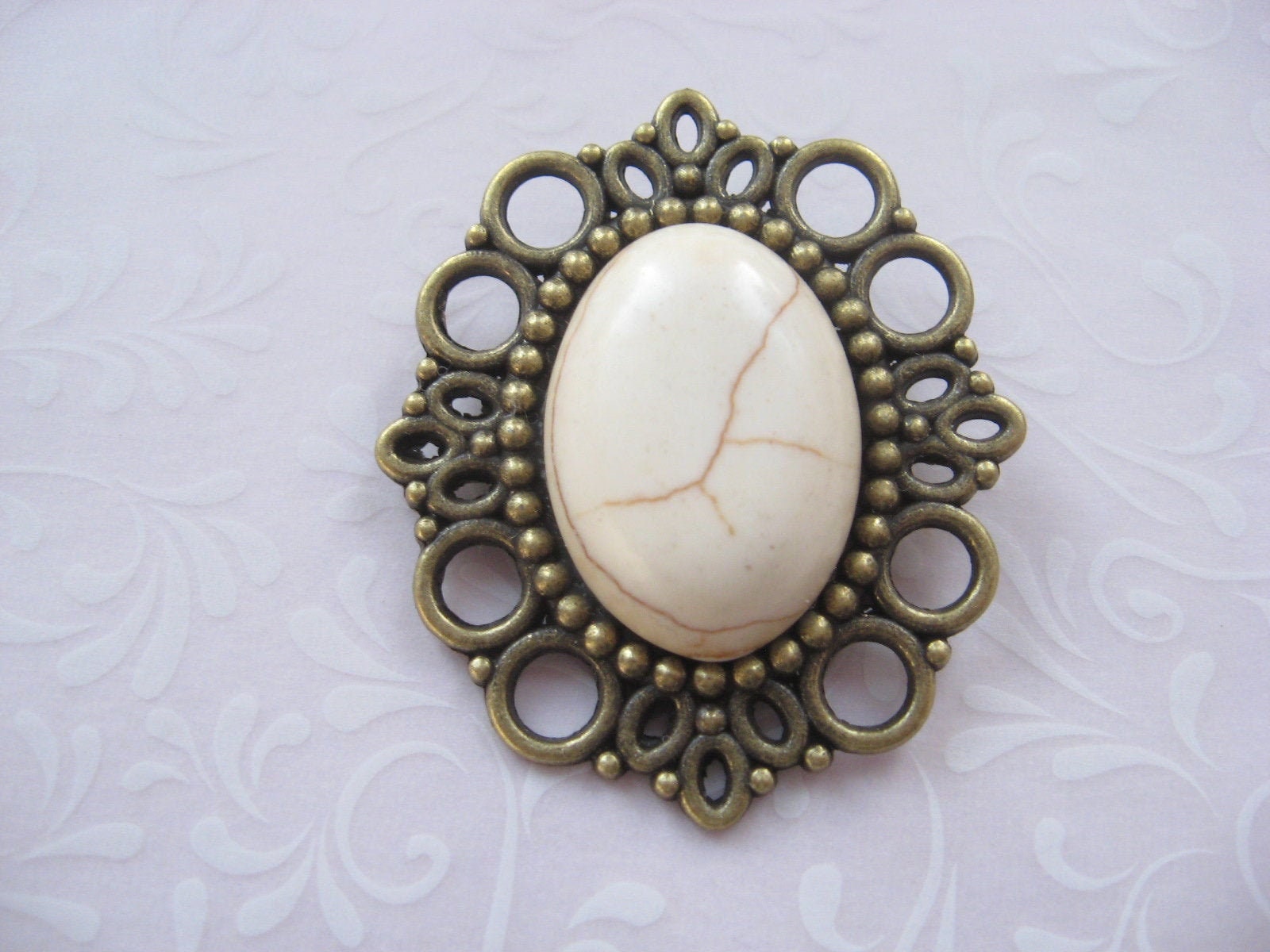 Cabochon Brosche Im Vintage Stil Creme Stein Marmoriert Fassung Bronze Fb. Mondgarten von Mondgarten