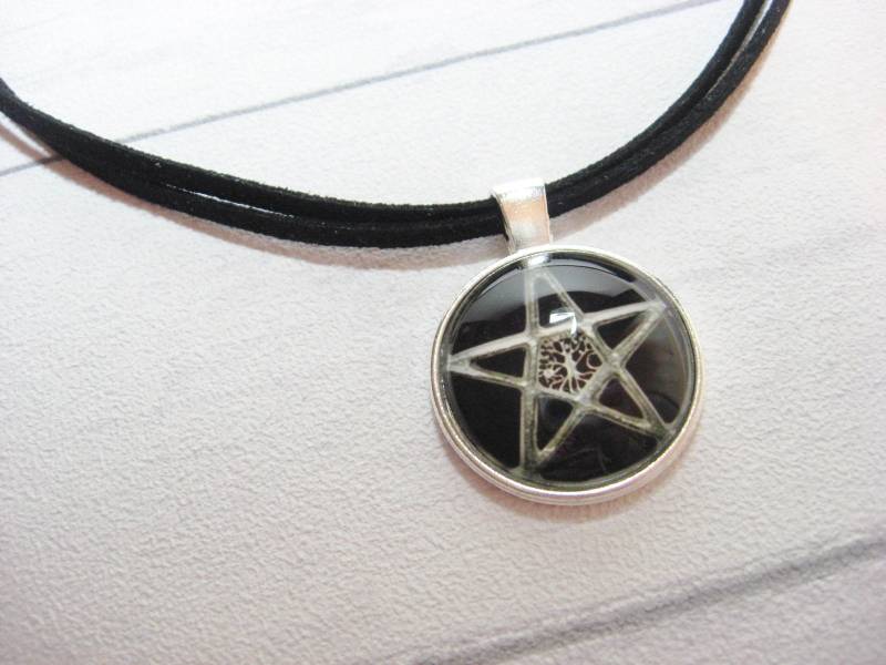Halskette Mit Anhänger Pentagramm Baum Des Lebens Kette Velourband Schwarz Glascabochon Fassung Silber Fb Halskette Mit Anhänger Pentagramm Baum Des Lebens Kette Velourband Schwarz Glascabochon Fassung Silber Fb von Mondgarten