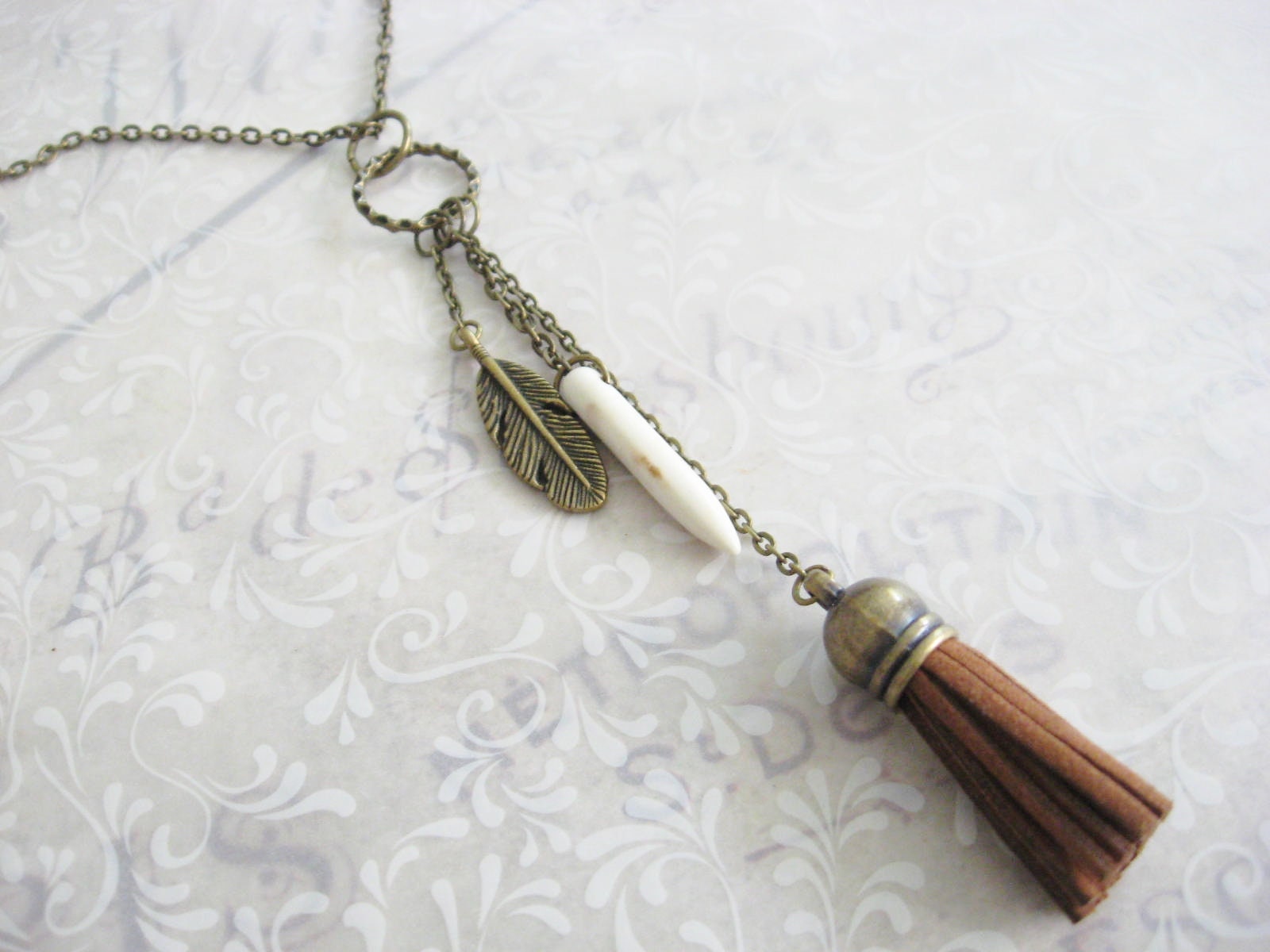 Halskette Mit Anhänger - Quaste, Feder Und Spitze Vintage Stil Lange Kette Kettenanhänger Charms Troddel Mondgarten von Mondgarten