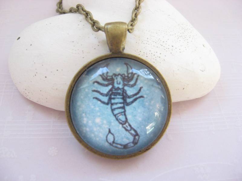 Skorpion Kette Glascabochon Anhänger Sternzeichen Halskette Vintage Stil Bronze Fb. Blau Cabochon Mondgarten Skorpion Kette Glascabochon Anhänger Sternzeichen Halskette Vintage Stil Bronze Fb. Blau Cabochon Mondgarten von Mondgarten