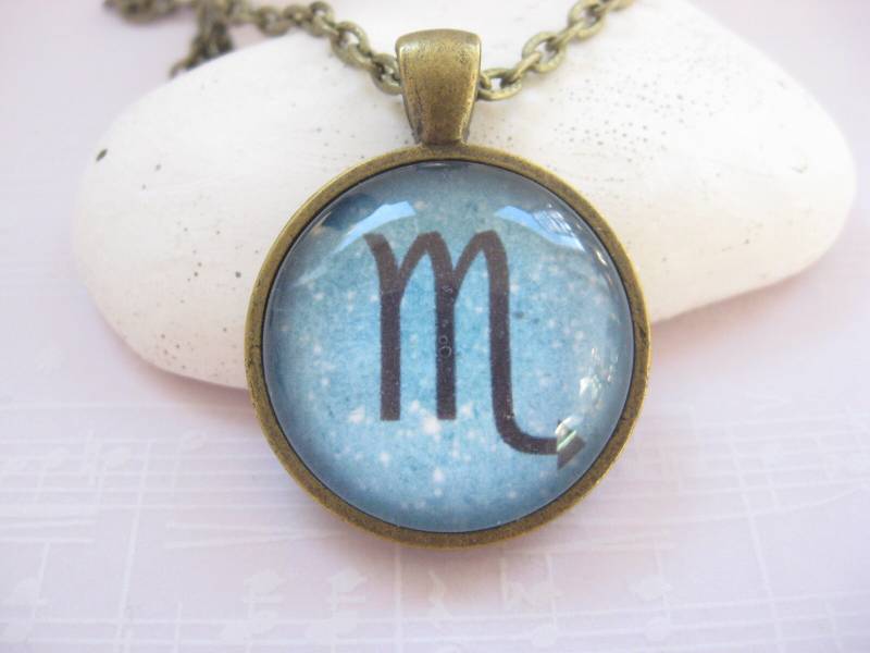 Skorpion Kette Glascabochon Anhänger Sternzeichen Symbol Halskette Vintage Stil Bronze Fb. Blau Cabochon Mondgarten von Mondgarten