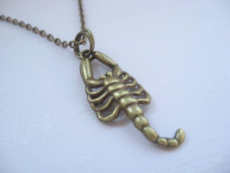 Unisex Halskette Skorpion Vintage Stil Bronze Fb. Sternzeichen Mondgarten Unisex Halskette Skorpion Vintage Stil Bronze Fb. Sternzeichen Mondgarten von Mondgarten