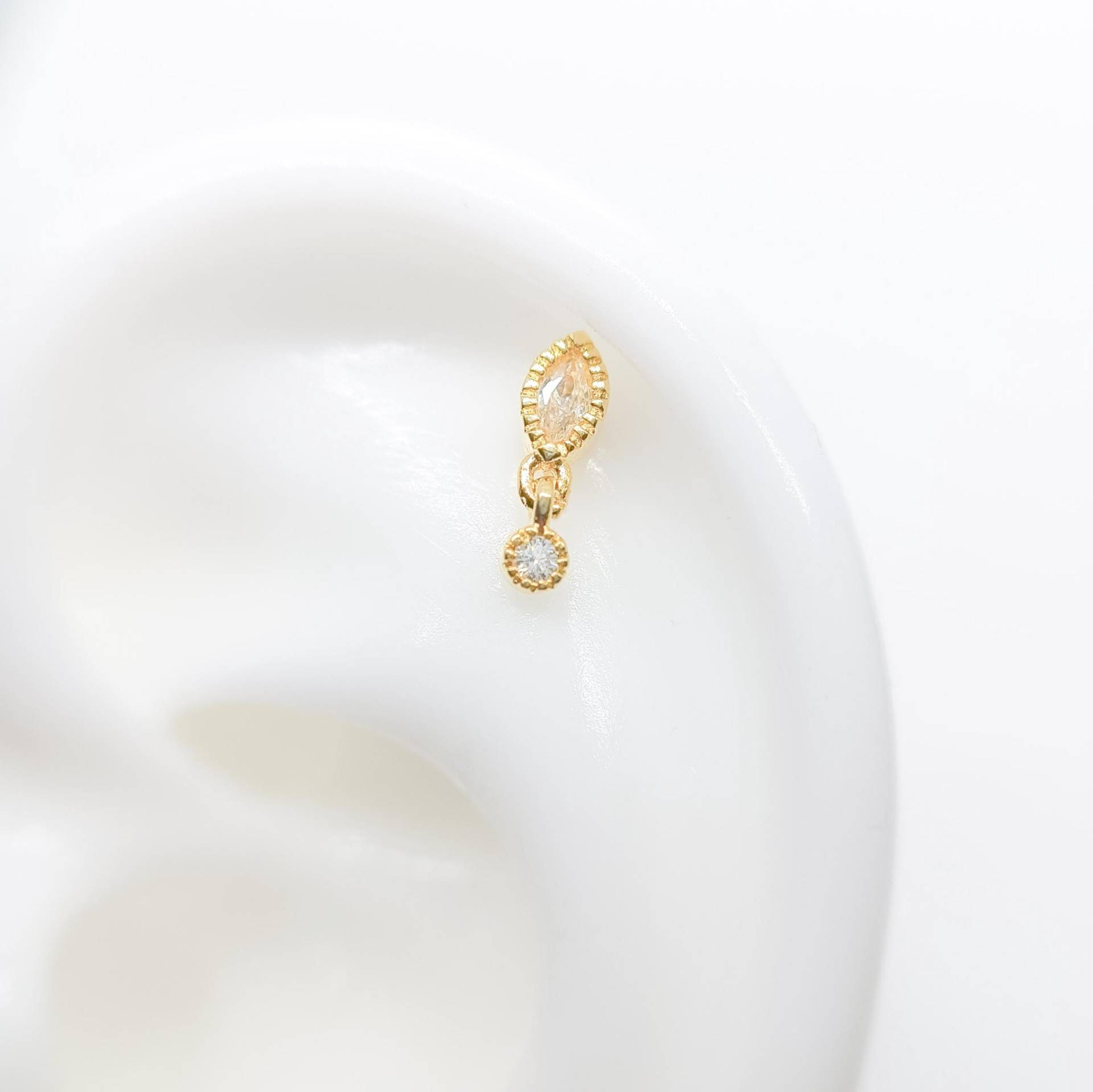 Helix Cartilage Piercing Mit Birnenförmigem Cz Stein - Hängendes Design Schraubverschluss in Gold Und Silber Helix Cartilage Piercing Mit Birnenförmigem Cz Stein - Hängendes Design Schraubverschluss in Gold Und Silber von MondliDesigns