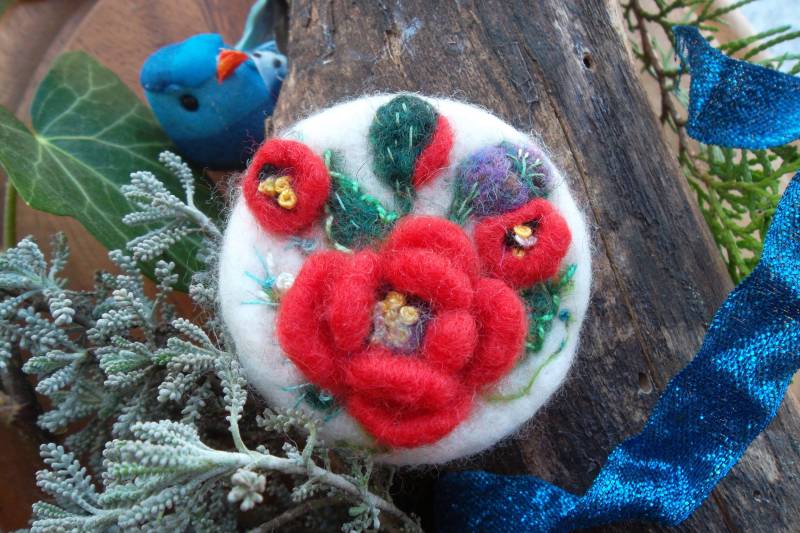 Spilla Di Lana Infeltrita Cardata Con Papaveri, Feltro Floreale, Idee Regalo Pasqua, Compleanno, Battesimo, Nozze, Arte Ad Ago Spilla Di Lana Infeltrita Cardata Con Papaveri, Feltro Floreale, Idee Regalo Pasqua, Compleanno, Battesimo, Nozze, Arte Ad Ago von MondoTSK