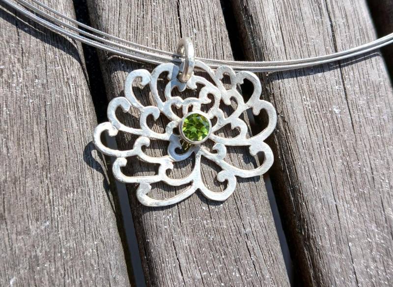 Floraler Anhänger Aus Silber Und Peridot von Mondschmiede