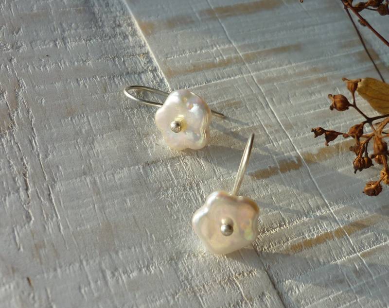 Perl - Blümchen Mit Silber Als Ohrhänger von Mondschmiede