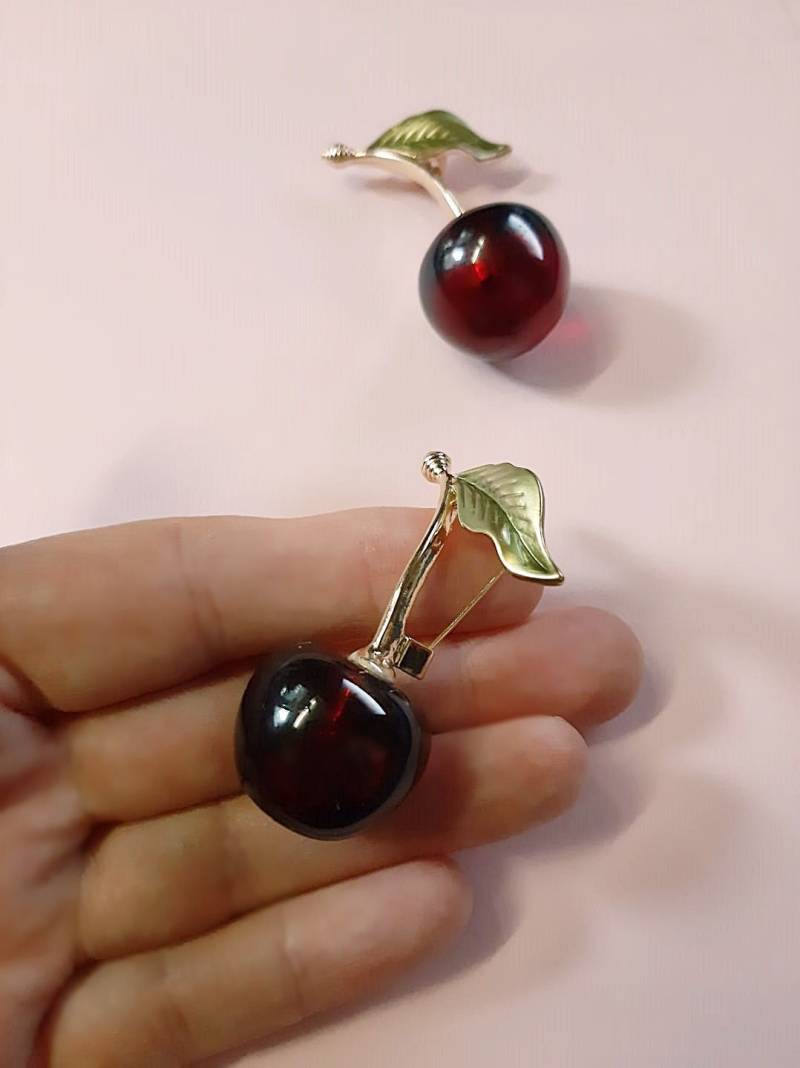 Kirsche Brosche Anstecker Metall Gold Rot Grün Groß von Mondspinne