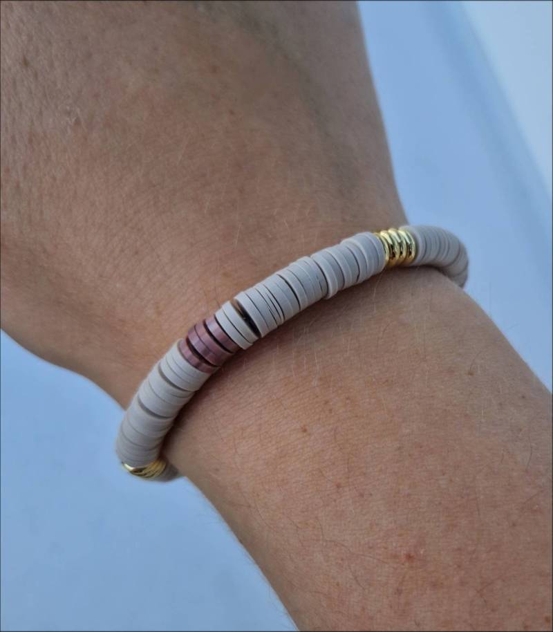 Beiges Armband Mit Goldenen Akzenten von MonesPerlenweltLaden