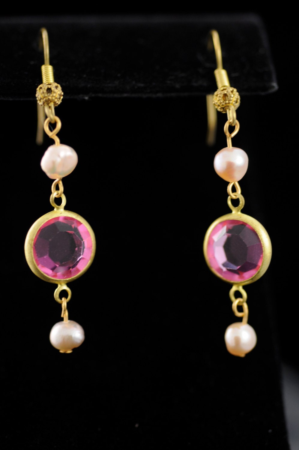 Antike Drop Ohrringe Mit Vintage Swarovski Channel-Kristallen Und Süßwasserperlen Antike Drop Ohrringe Mit Vintage Swarovski Channel-Kristallen Und Süßwasserperlen von MonforteJewelry