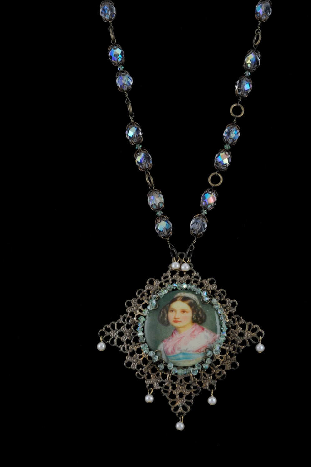 Cameo Halskette Mit Vintage-Kristallen Cameo Halskette Mit Vintage-Kristallen von MonforteJewelry