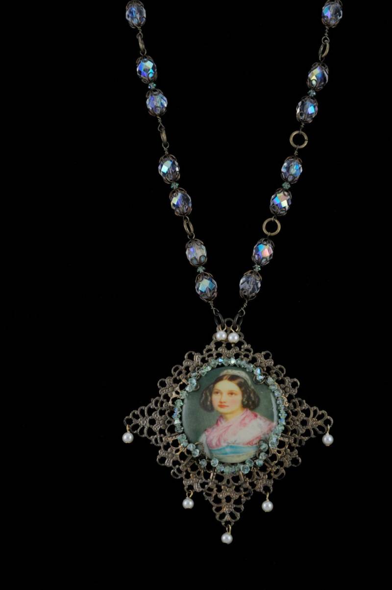 Cameo Halskette Mit Vintage-Kristallen Cameo Halskette Mit Vintage-Kristallen von MonforteJewelry