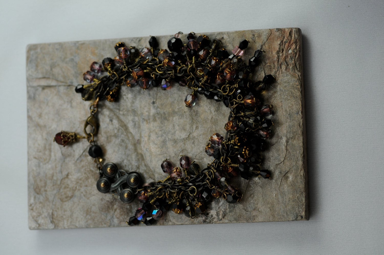 Jet/Lila Kathedrale Kristall-Perlen-Armband Mit Bronze Kette Jet/Lila Kathedrale Kristall-Perlen-Armband Mit Bronze Kette von MonforteJewelry