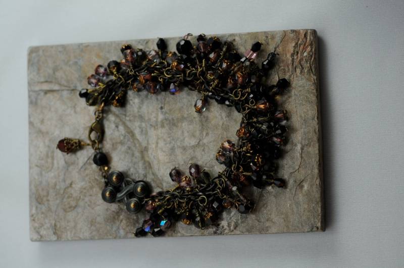 Jet/Lila Kathedrale Kristall-Perlen-Armband Mit Bronze Kette Jet/Lila Kathedrale Kristall-Perlen-Armband Mit Bronze Kette von MonforteJewelry