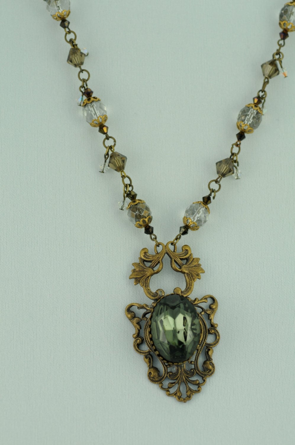 Verzierte Vintage Kristall Halskette Mit Antiken Messing Rauchigen Topas Anhänger Tropfen Verzierte Vintage Kristall Halskette Mit Antiken Messing Rauchigen Topas Anhänger Tropfen von MonforteJewelry