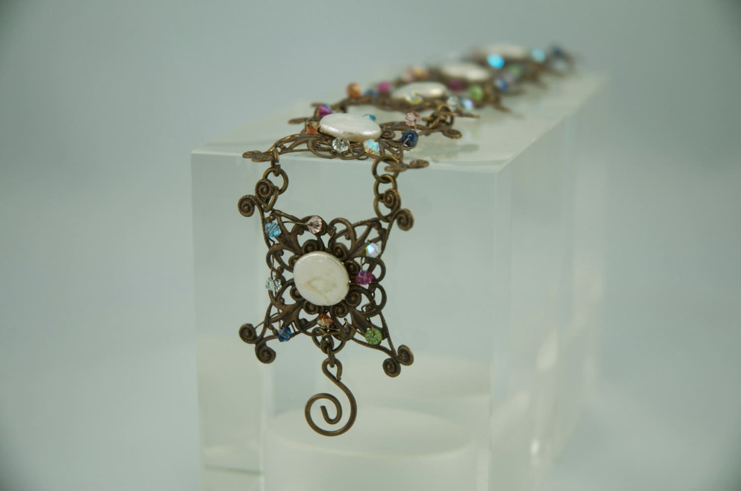 Vintage Bronze Filigrane Quadrate Mit Swarovski Kristall Und Süßwasser Button Perlen Vintage Bronze Filigrane Quadrate Mit Swarovski Kristall Und Süßwasser Button Perlen von MonforteJewelry