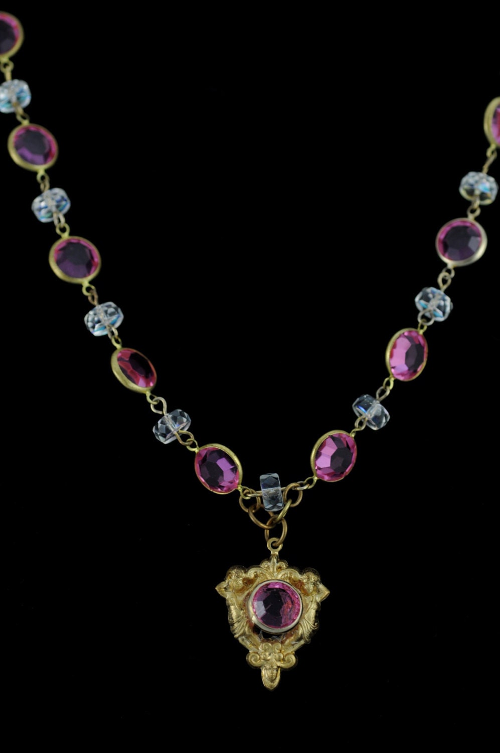 Vintage Swarovski Channel-Kristall-Kette Mit Cherub Messing Tropfen Vintage Swarovski Channel-Kristall-Kette Mit Cherub Messing Tropfen von MonforteJewelry