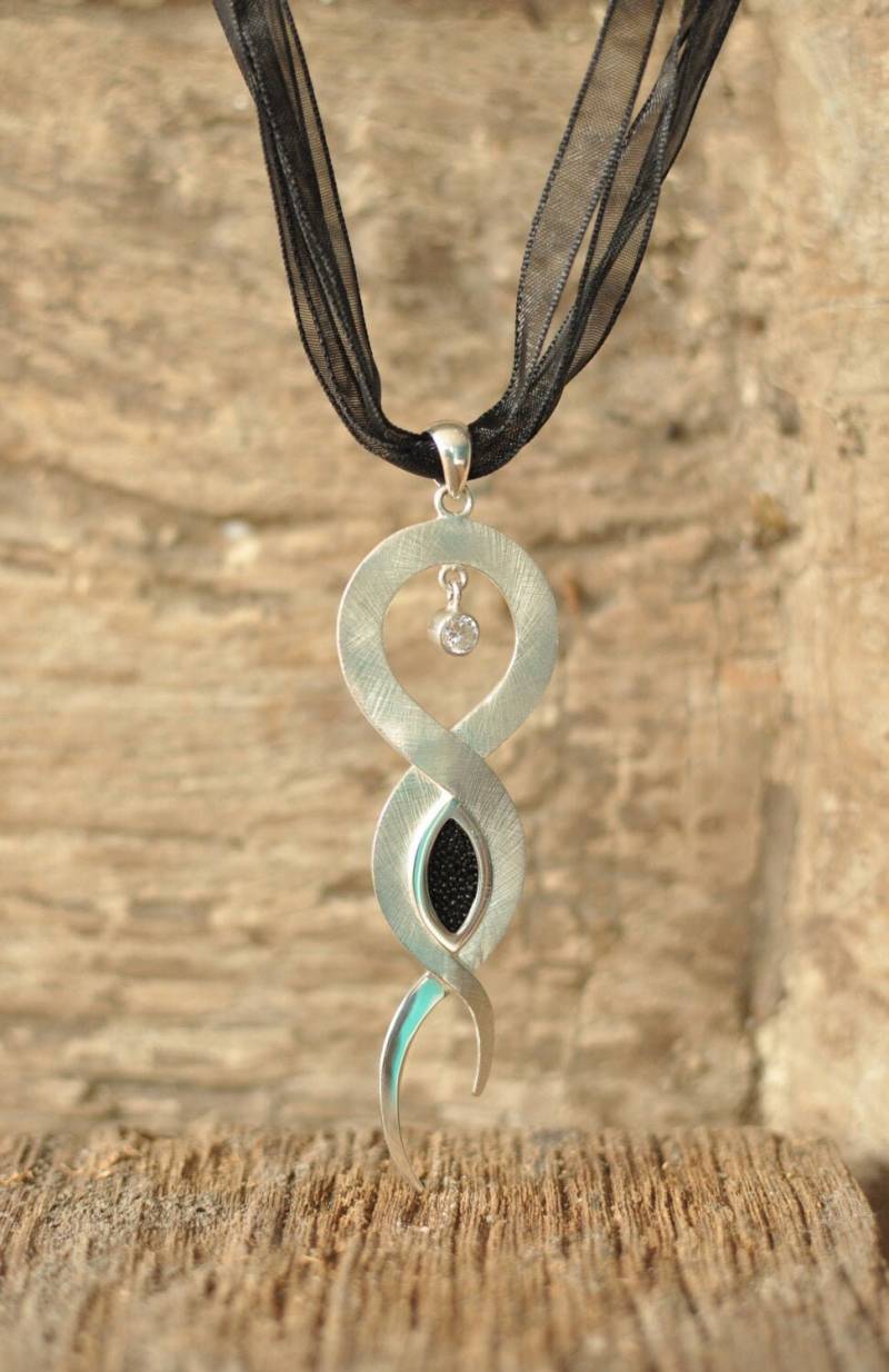 Anhänger Geschwungen Aus Matt Gebürstetem Sterling Silber, Schwarzes Rochenleder, Weißer Zirkonia - Lovely Couple Design Handgefertigt von MoniCasaExclusive