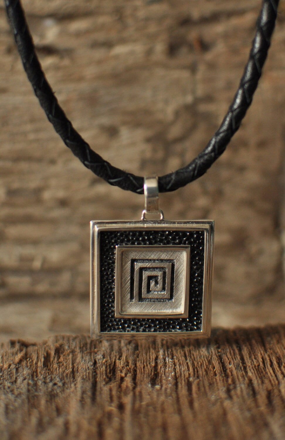 Labyrinth Motiv Kettenanhänger, Schwarzes Rochenleder, Sterling Silber, Leder Schmuck, Exotisch, Silber Anhänger, Handgefertigt von MoniCasaExclusive