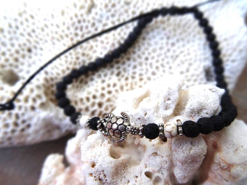 Lava Stein Perlen Fußkette Schwarz Weiß Schildkröte Surfer Kette Boho Strand Schmuck Festival Armband Silber Metall Perle von MoniCasaExclusive