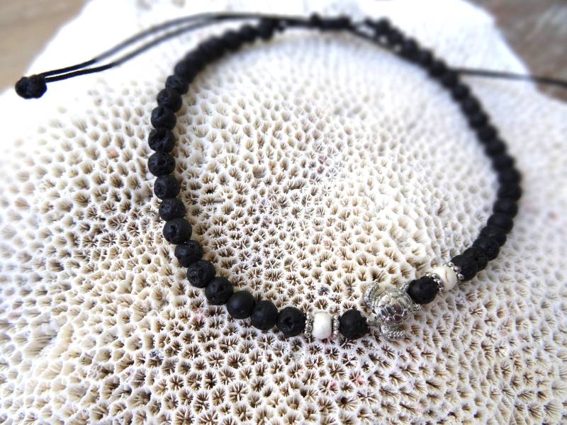 Lava Stein Perlen Fußkette Schwarz Weiß Schildkröte Surfer Kette Boho Strand Schmuck Festival Armband Silber Metall Perle von MoniCasaExclusive