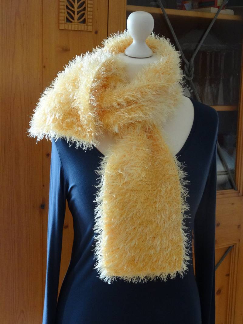 Schal Gelb Fransen-Schal Handgestrickter Weicher Hals-Schmeichler Weihnachtsgeschenk Hals-Wärmer von MoniCasaExclusive