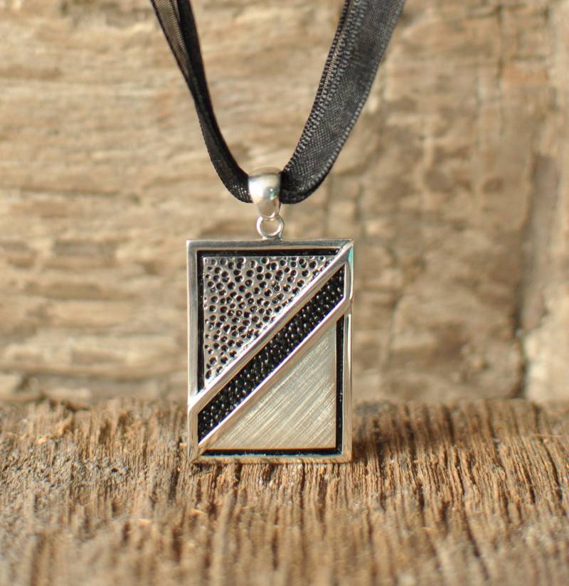 Silber Anhänger Center Stripe Schwarzes Rochenleder Eingefasst Sterling Gehämmert Gebürstet Rechteckig Geschenk Für Ihn Handgefertigt von MoniCasaExclusive