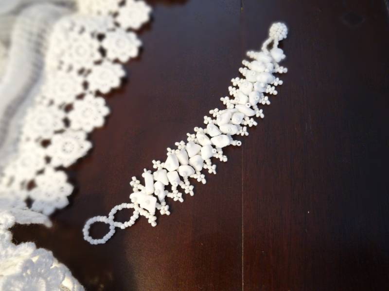 Weißes Perlenarmband, Boho Strand Schmuck, Hippy Armband Ringverschluss, Weißes Armkettchen Steinchen Perlen von MoniCasaExclusive