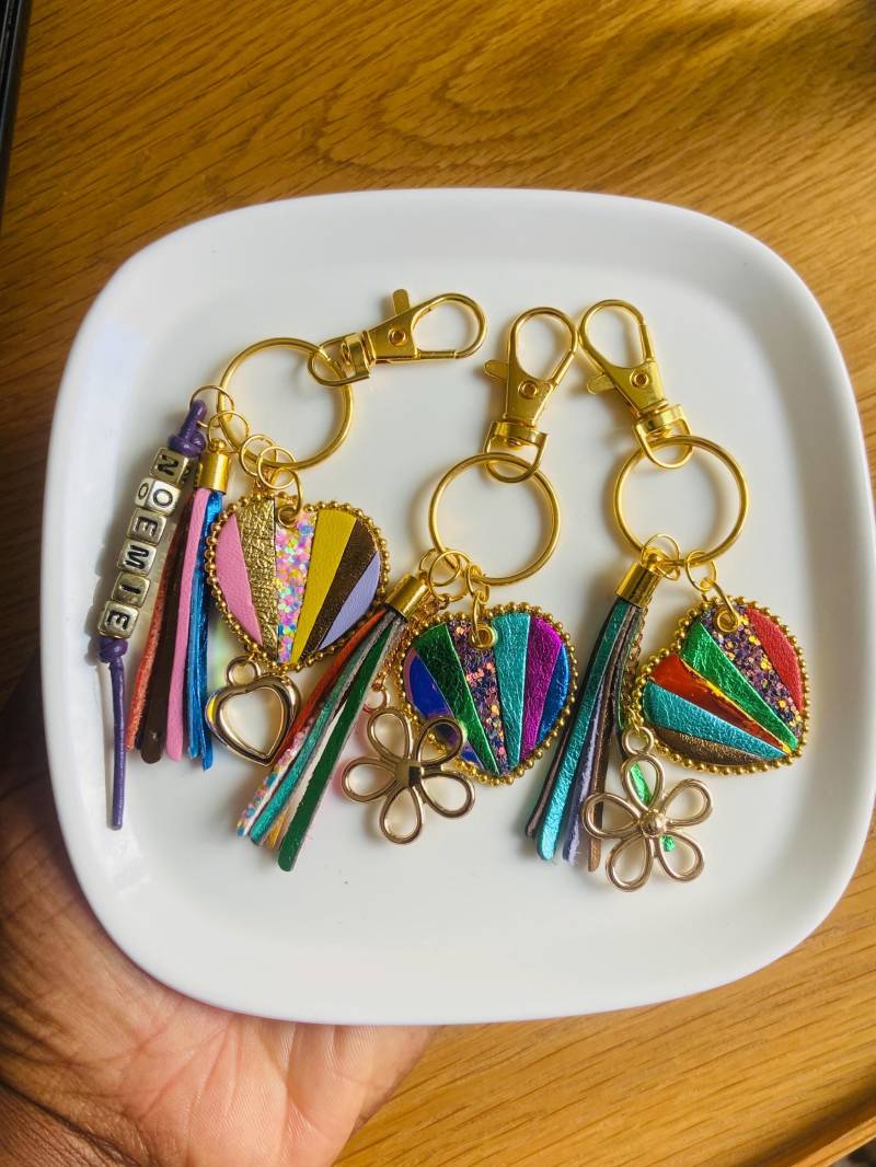Taschenanhänger - Schlüsselanhänger, Taschenanhänger, Fransen, Personalisierbare Namen Aus Recyceltem Leder. Handgefertigt in Frankreich Taschenanhänger - Schlüsselanhänger, Taschenanhänger, Fransen, Personalisierbare Namen Aus Recyceltem Leder. Handgefertigt in Frankreich von MoniKreation