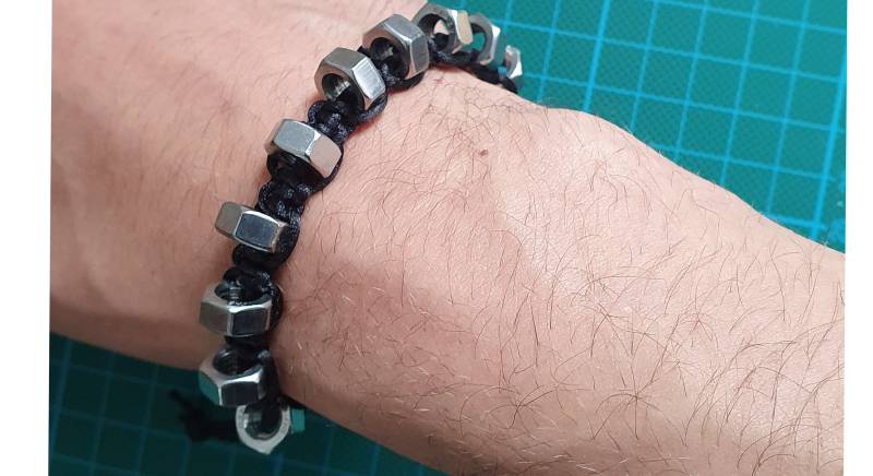 Makramee Armband Mit Edelstahlmuttern von MoniQBoutique