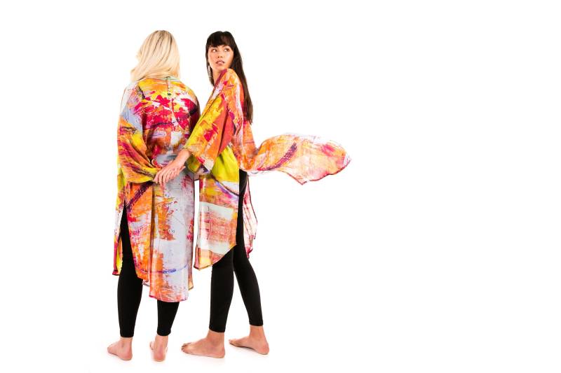 Abstrakter Druck Viskose Kimono Robe - "Howdoes Itfeeling' Limited Edition Abstrakter Druck Viskose Kimono Robe - "Howdoes Itfeeling' Limited Edition von MonicaMajaRichardson